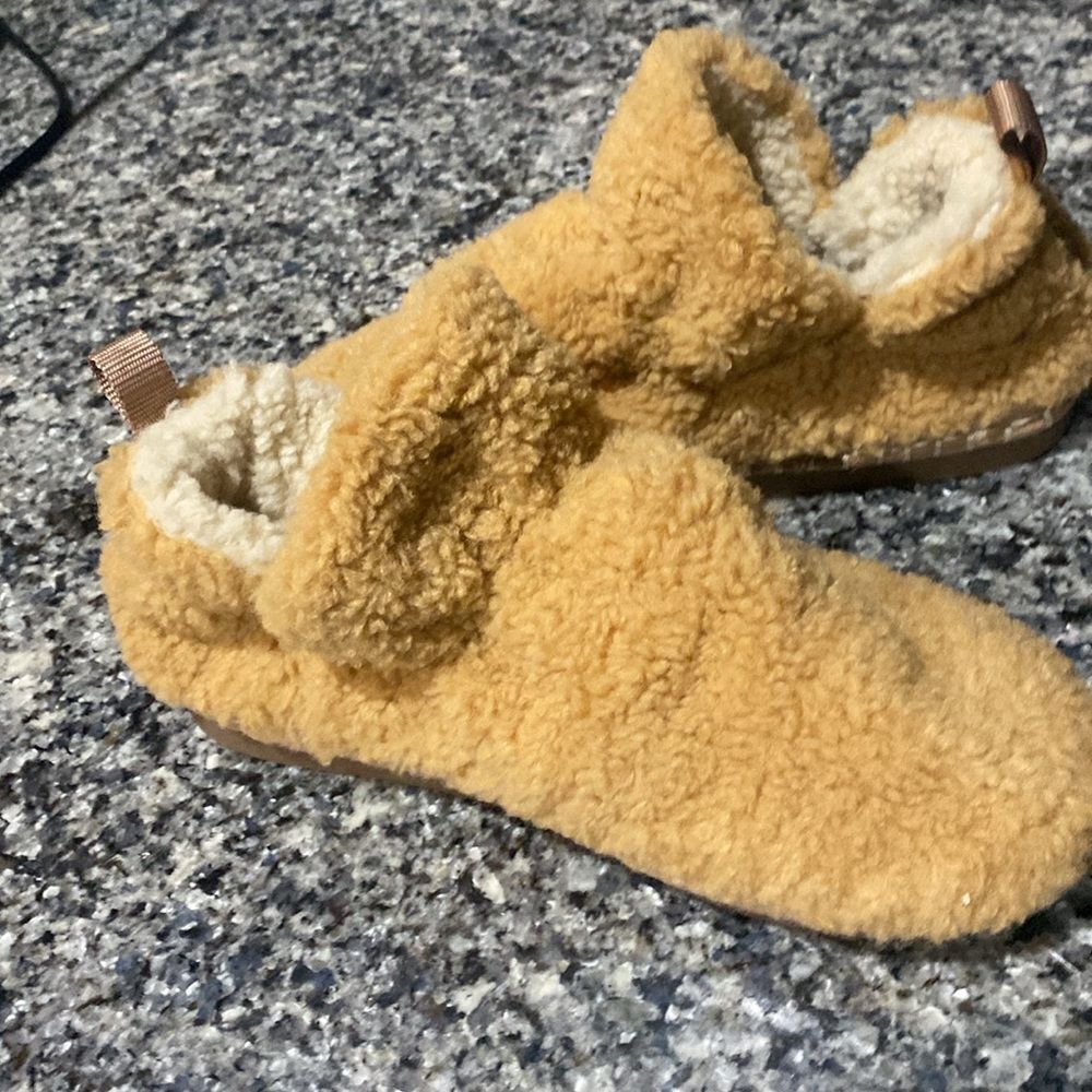 Gb Gianni Bini Women's Cozy-up Faux Shearling Slippers Tan size 9 - Picture 3 of 3